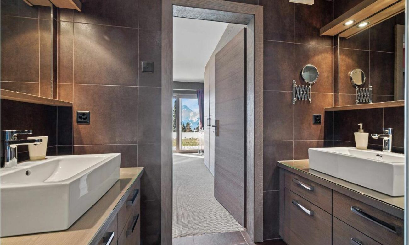 Modernes Badezimmer mit Doppelwaschtisch