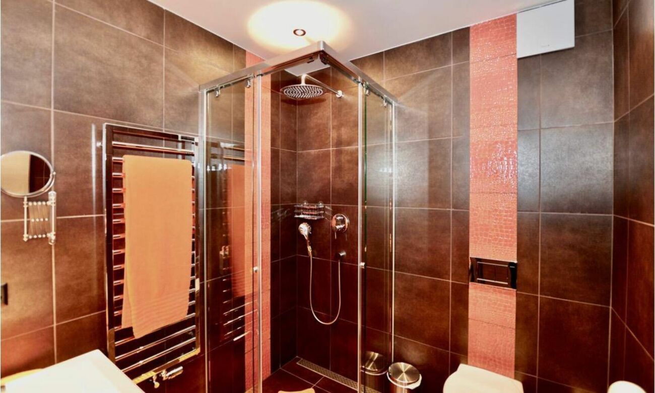 Modernes Badezimmer mit begehbarer Dusche