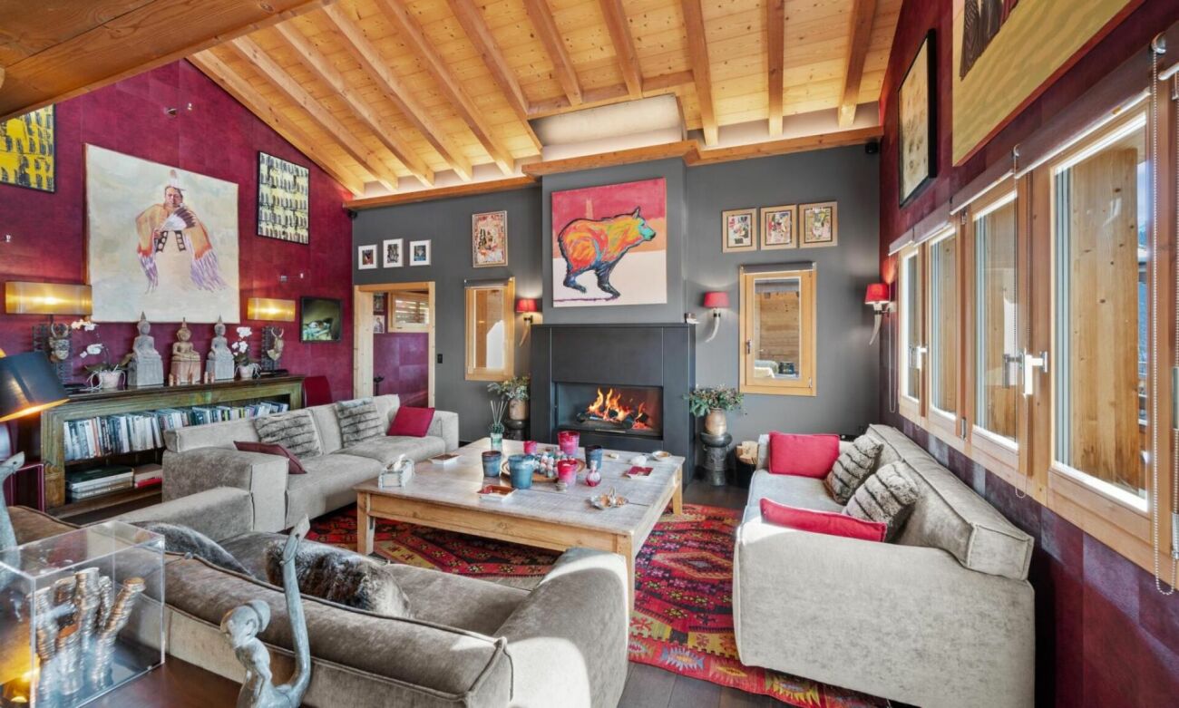 Gemütliches Wohnzimmer mit Kamin und Kunstwerken