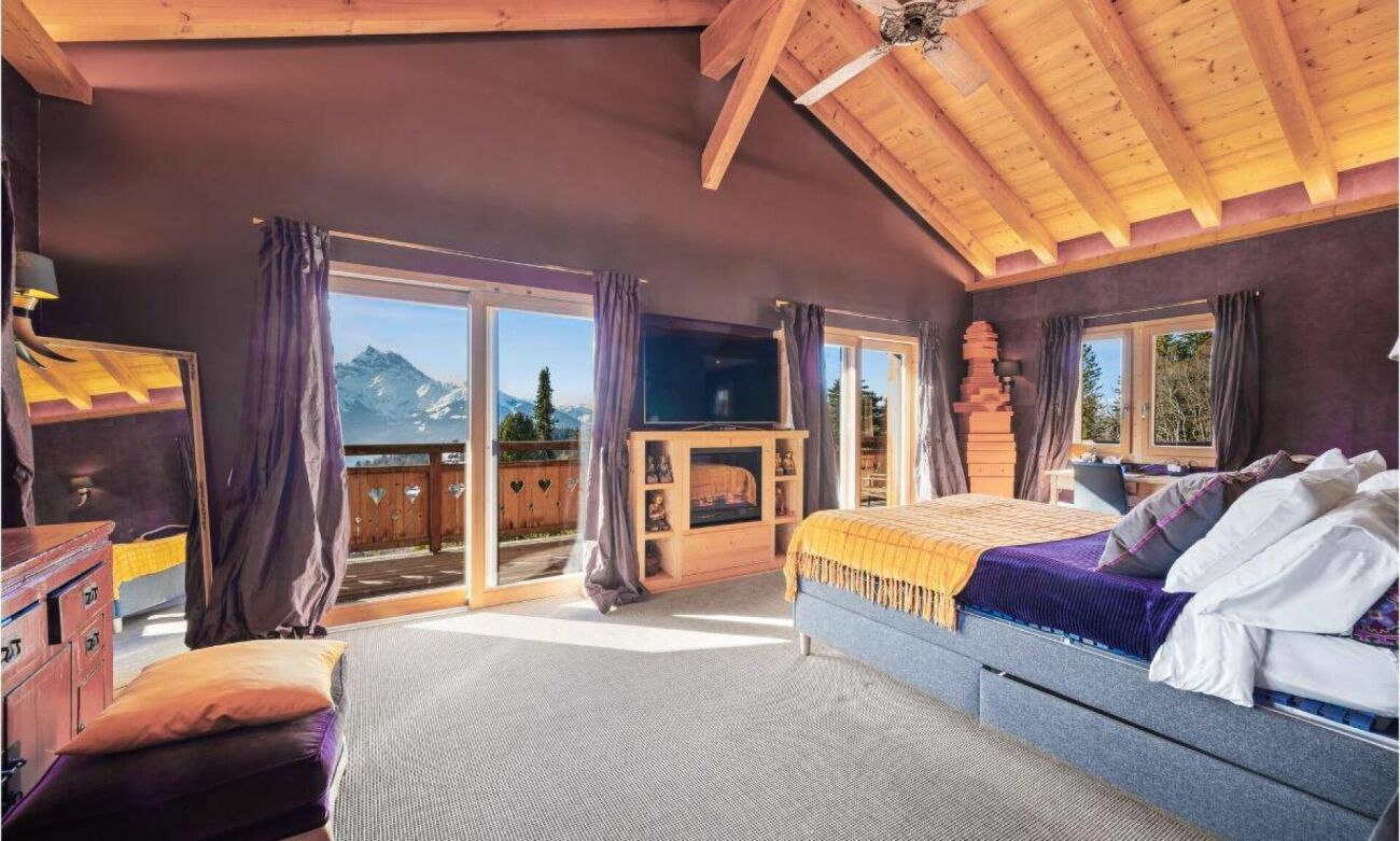 Gemütliches Schlafzimmer mit Bergblick
