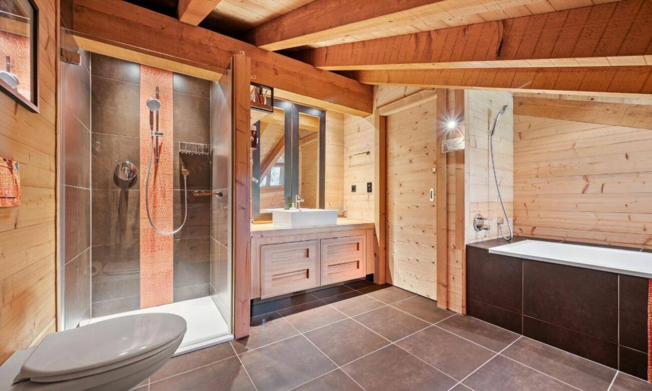 Rustikales Badezimmer mit Holzverkleidung und moderner Dusche