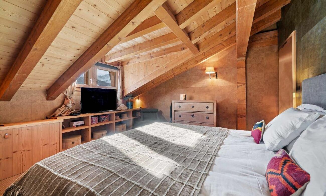 Dachgeschoss-Schlafzimmer in Holzoptik