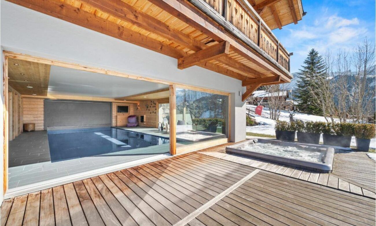 Luxus-Balkon mit Pool und Whirlpool