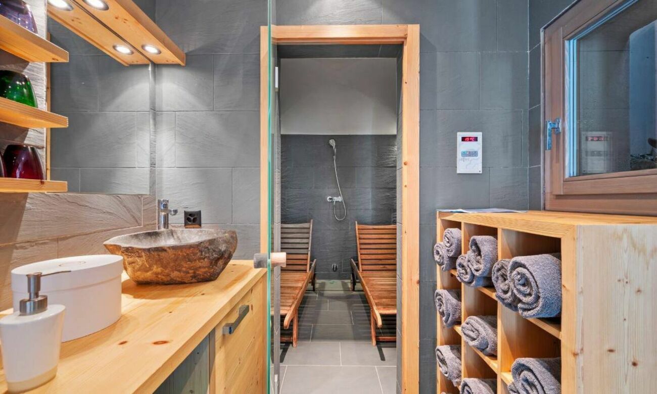 Moderne Sauna- und Waschraumdetailansicht