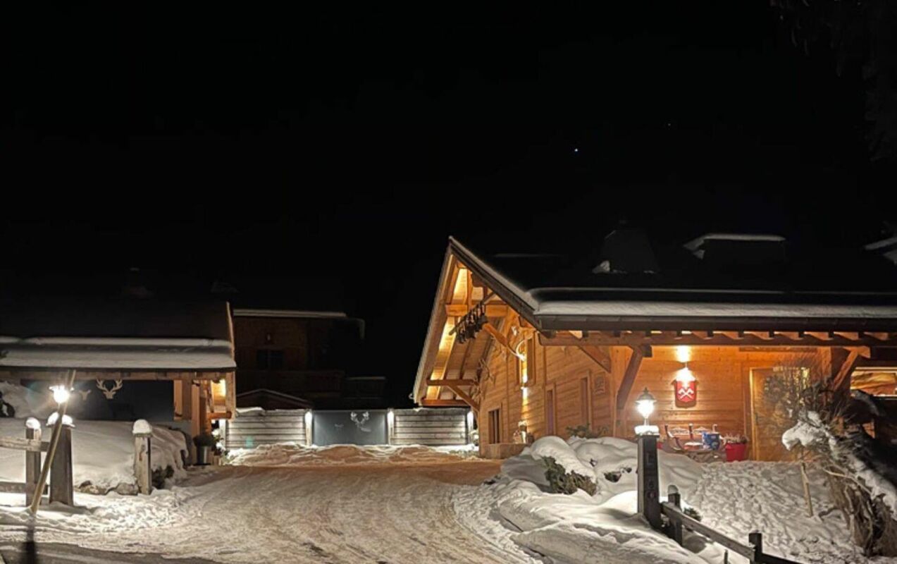 Verschneiter Chalet-Eingangsbereich bei Nacht