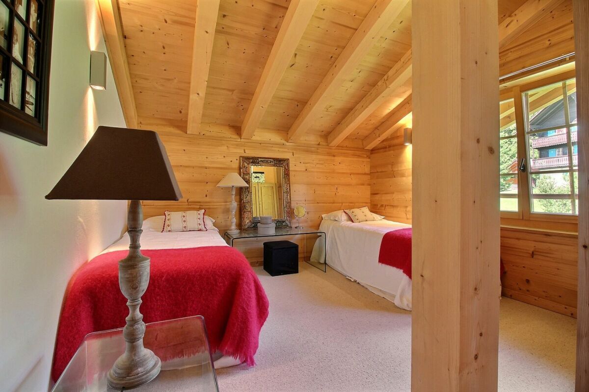 Gemütliches Holz-Schlafzimmer mit zwei Einzelbetten