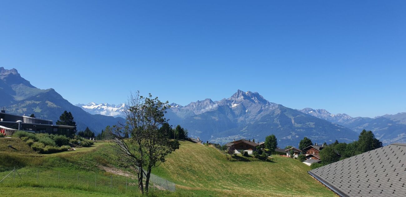 Berglandschaft mit Wohnhäusern