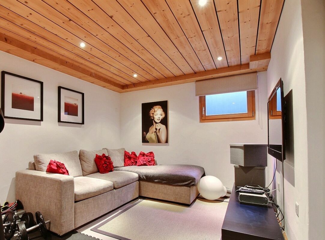 Gemütliches Wohnzimmer mit Holzdecke