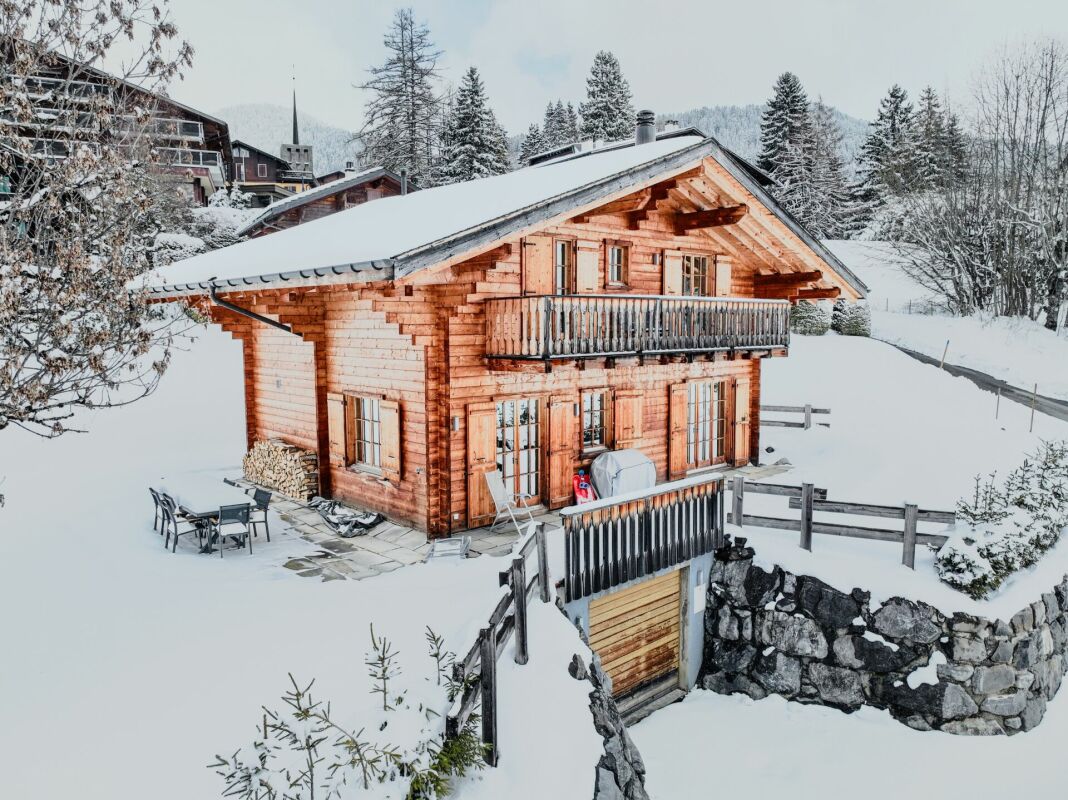 Alpen-Chalet im Schnee