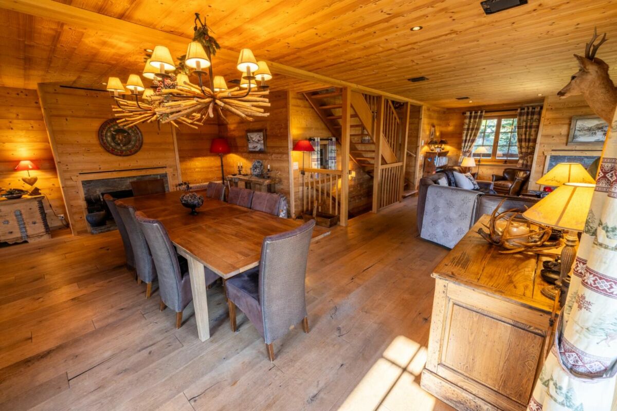 Rustikaler Wohn- und Essbereich mit viel Holz