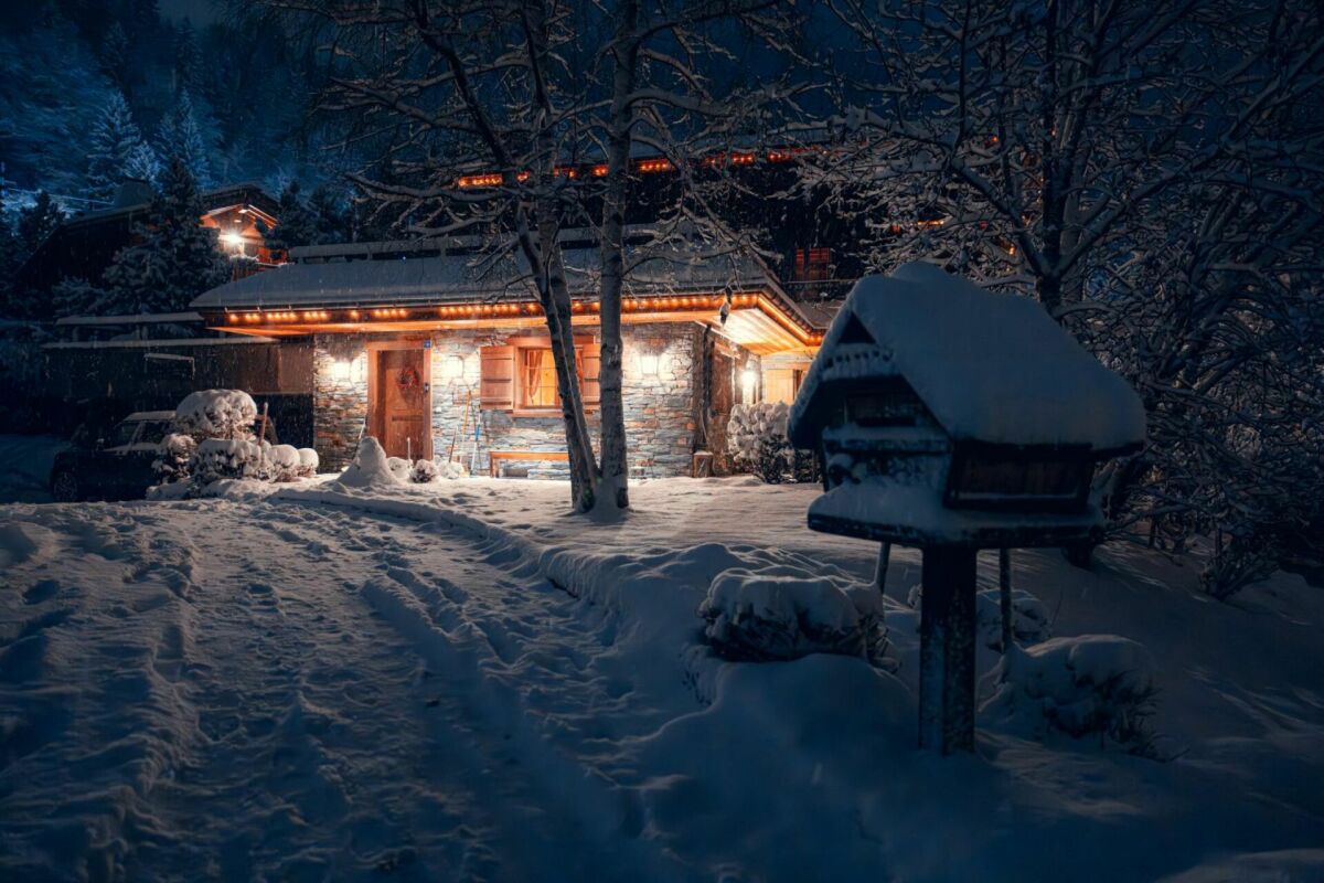 Schneebedecktes Haus bei Nacht