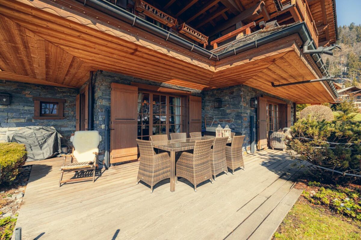 Alpen-Terrasse mit Holzverkleidung