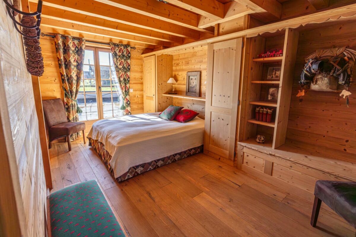 Gemütliches Holzschlafzimmer im Chalet-Stil