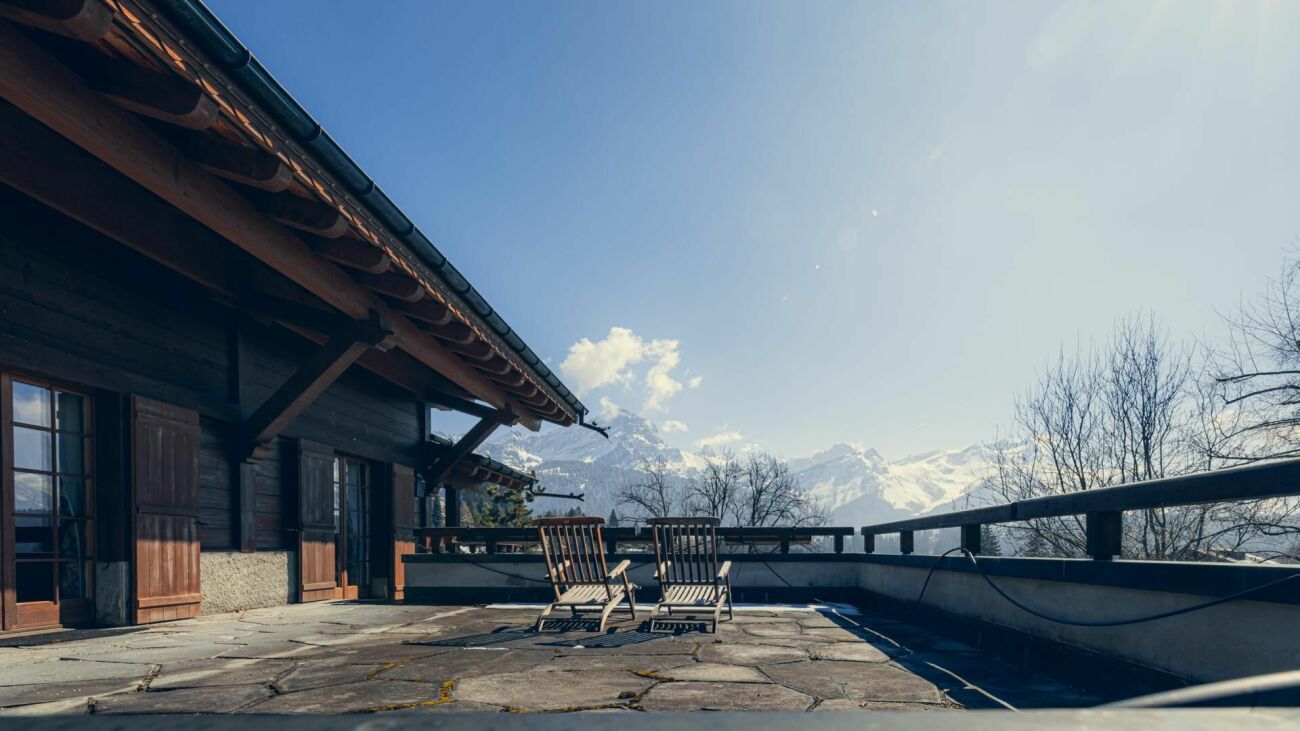 Alpen-Terrasse mit Bergblick