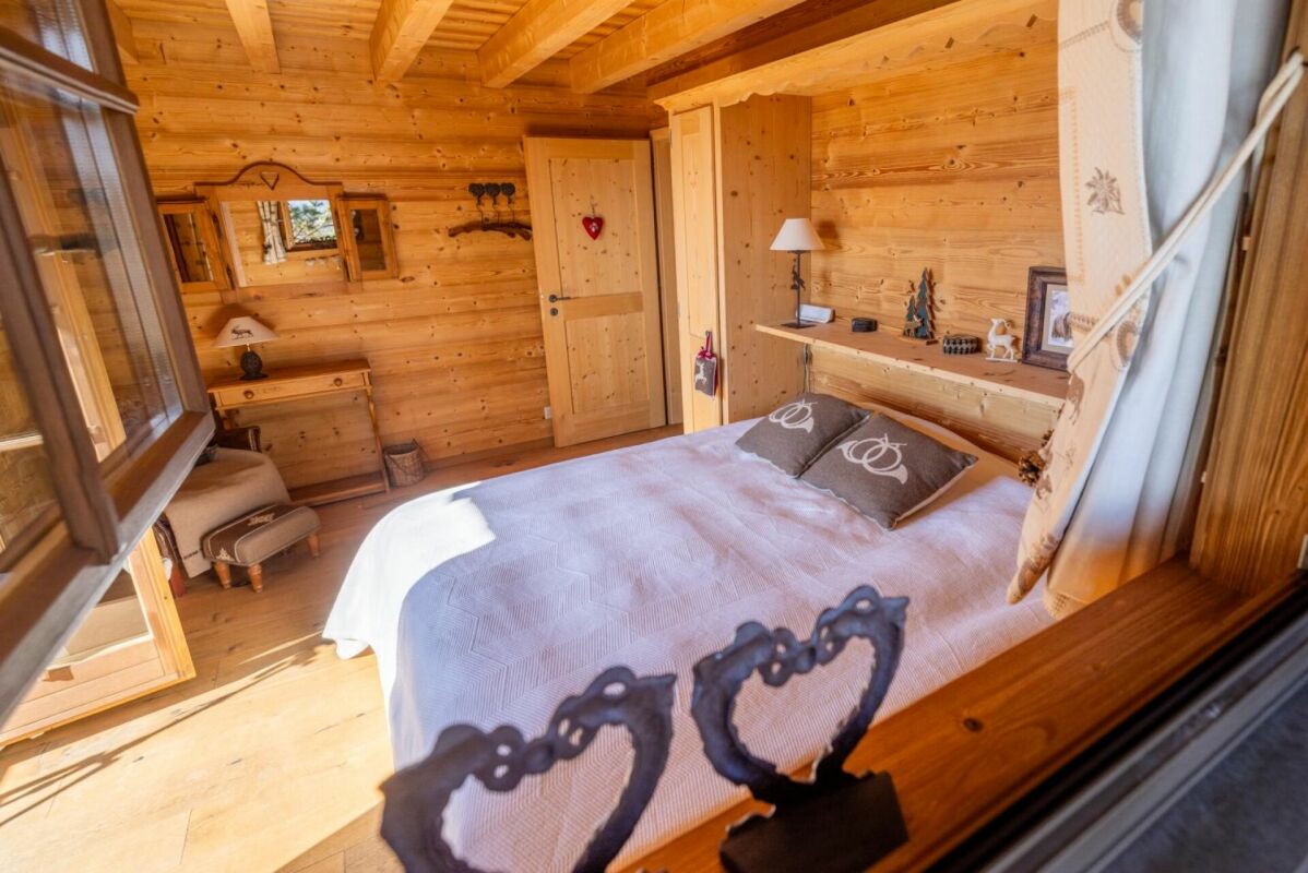 Gemütliches Holzschlafzimmer im Chalet-Stil