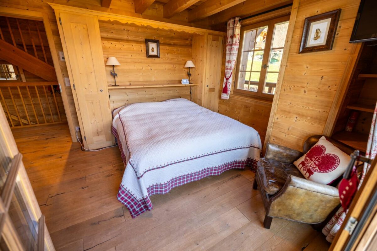 Gemütliches Chalet-Schlafzimmer mit Holzausbau
