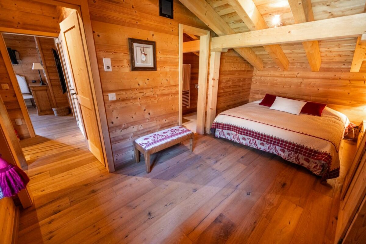 Rustikales Schlafzimmer in Holzoptik