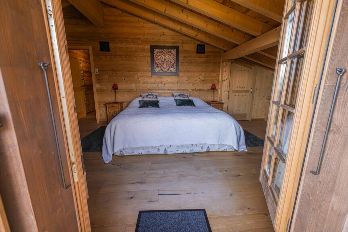 Gemütliches Holzzimmer mit Doppelbett