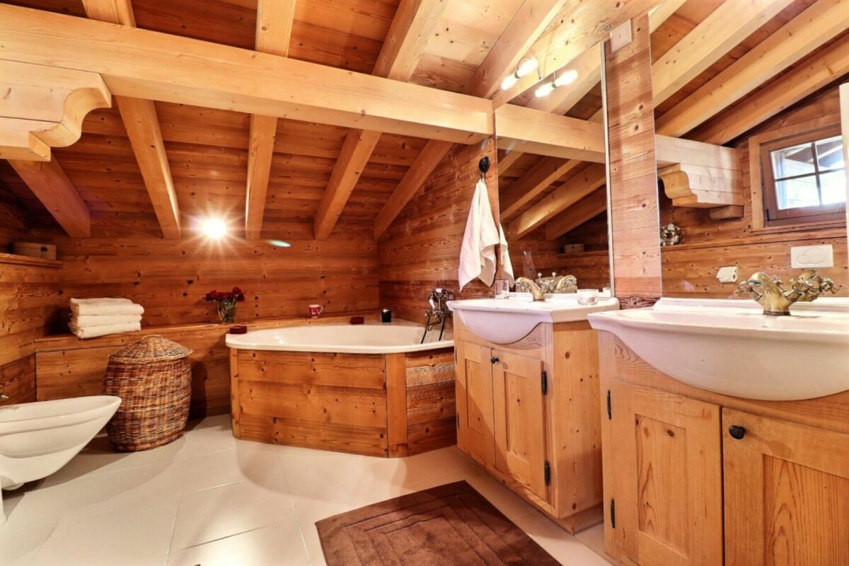 Rustikales Badezimmer mit Holzverkleidung