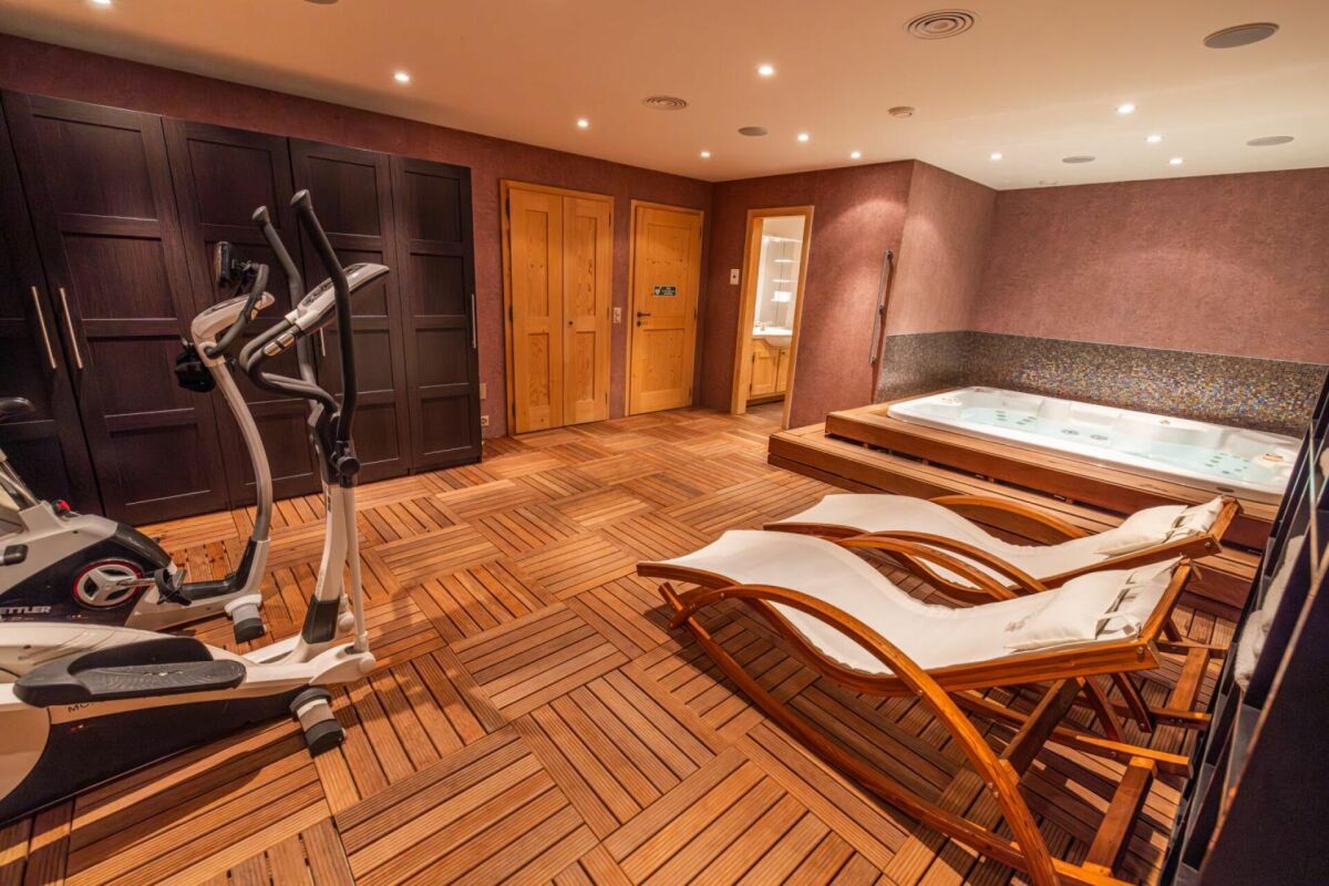 Wellnessraum mit Sauna und Whirlpool