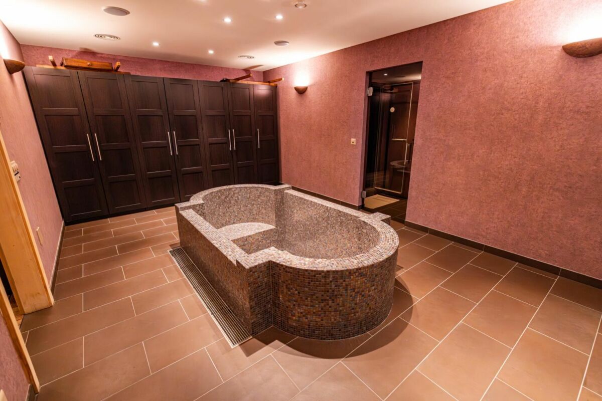 Wellnessraum mit Whirlpool