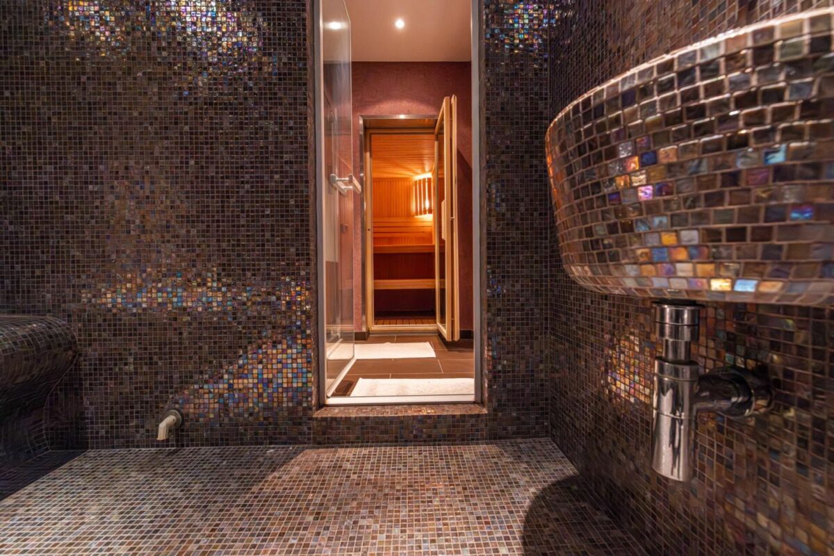 Mosaik-Spa mit Sauna-Eingang