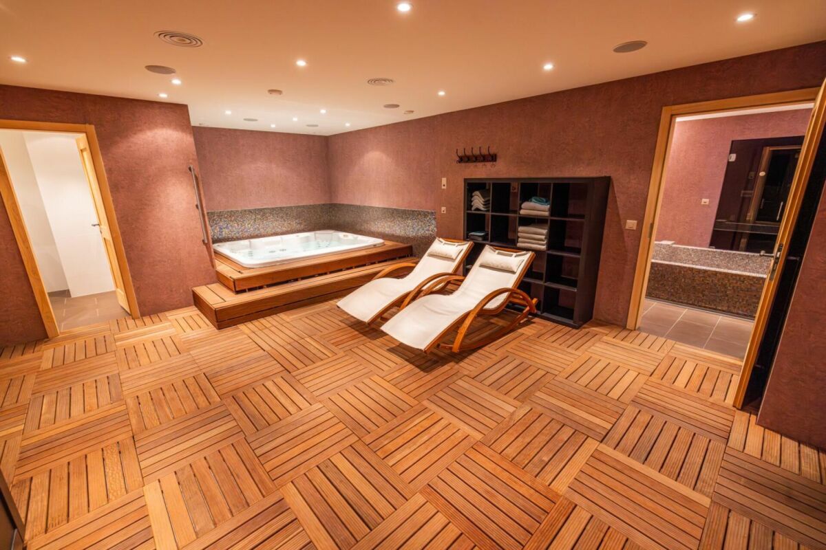 Wellnessraum mit Whirlpool und Liegen