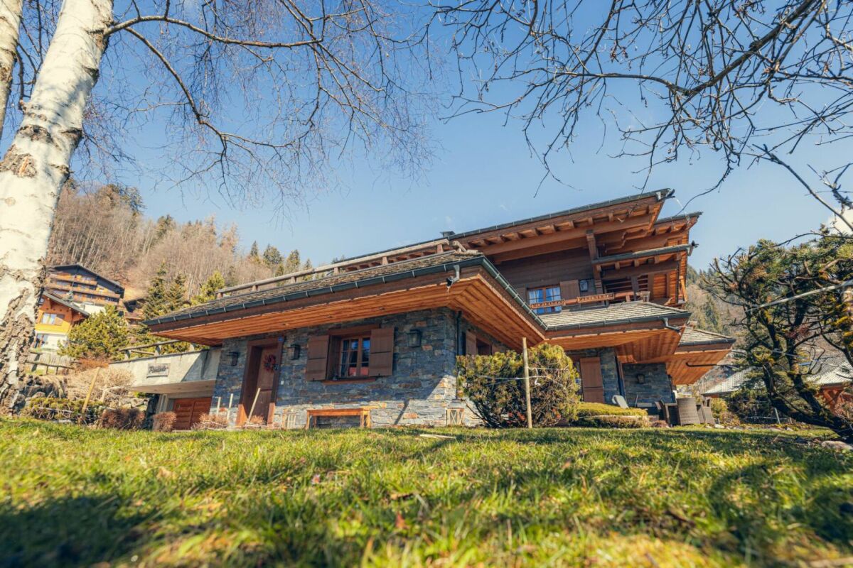 Berghaus mit Holz- und Natursteinfassade
