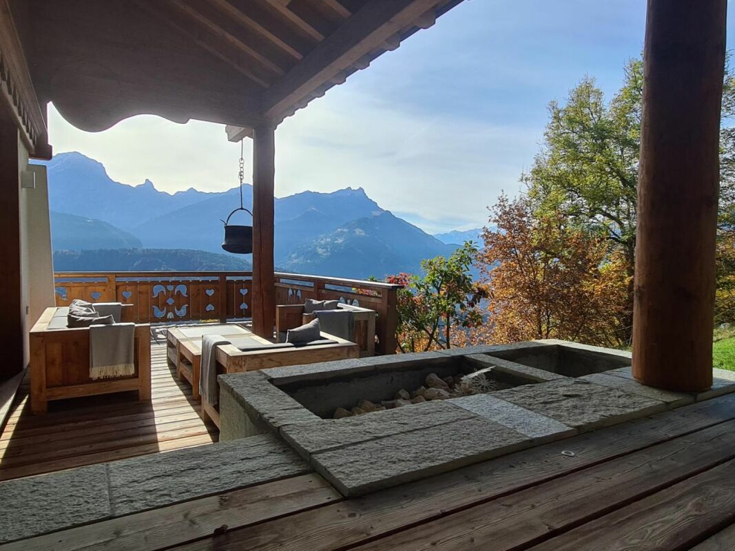 Berghütte-Terrasse mit Panoramablick