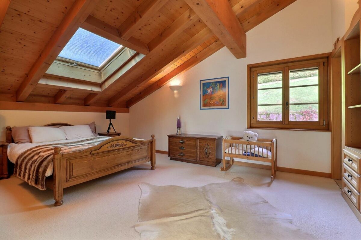 Dachgeschoss-Schlafzimmer mit Holzbalken