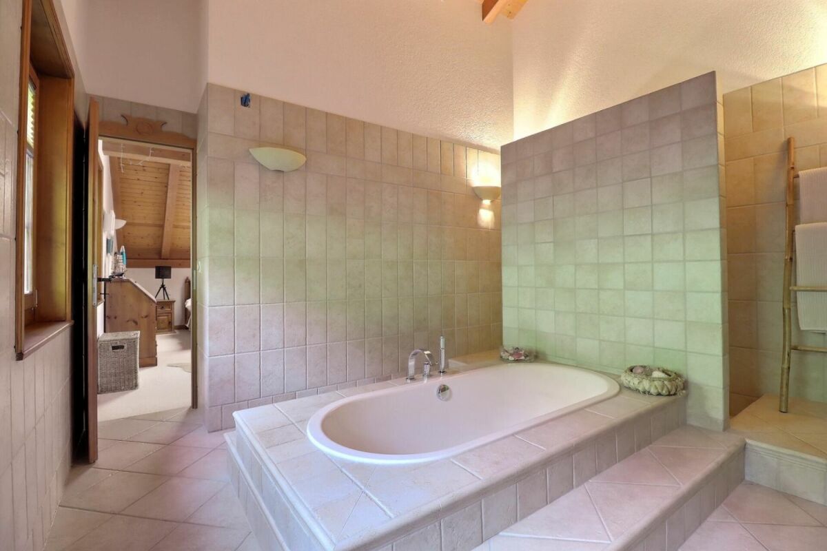 Badezimmer mit eingelassener Badewanne