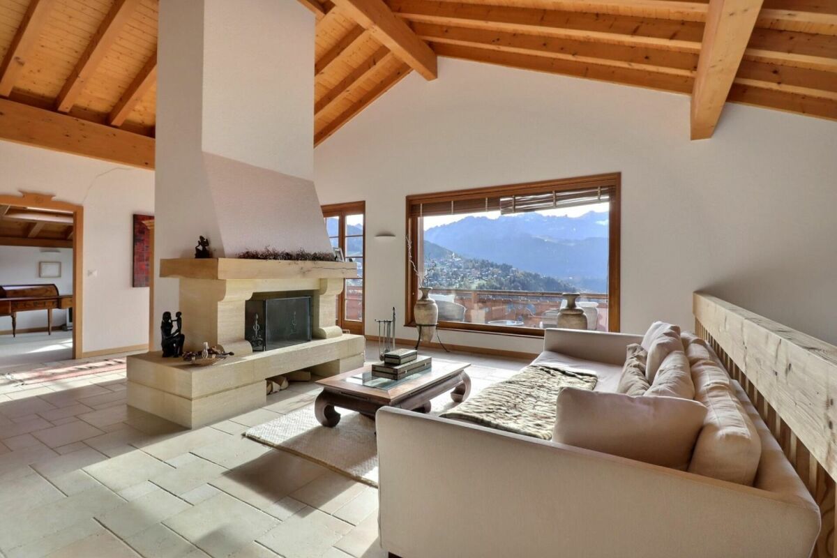 Wohnzimmer mit Kamin und Bergblick