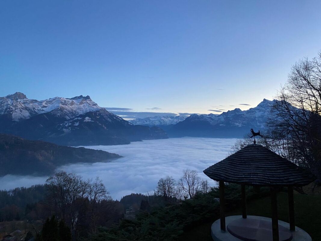 Bergpanorama mit Wolkenmeer und Pavillon