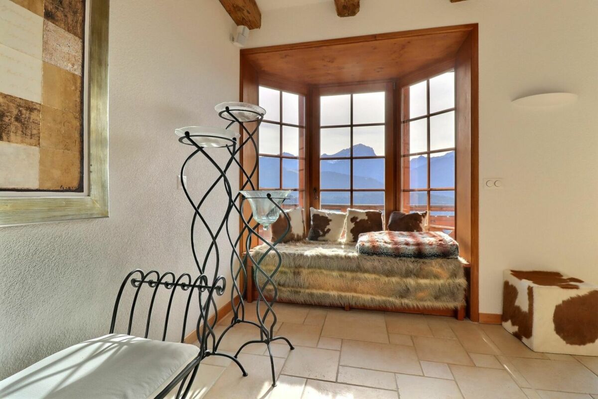 Gemütliche Fensternische mit Bergblick