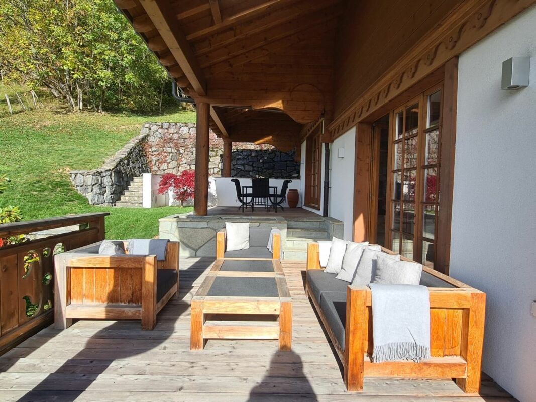 Überdachte Terrasse mit Gartenlounge