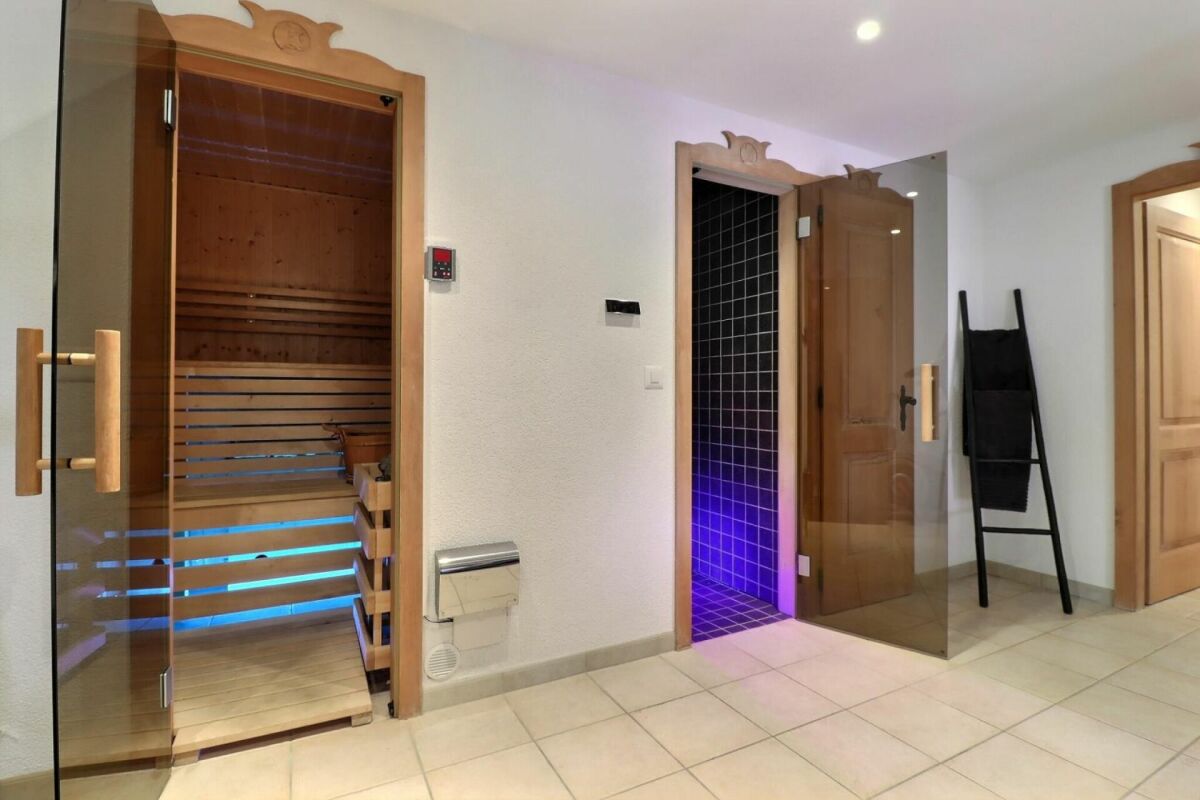 Innenraum mit Sauna und Duschbereich