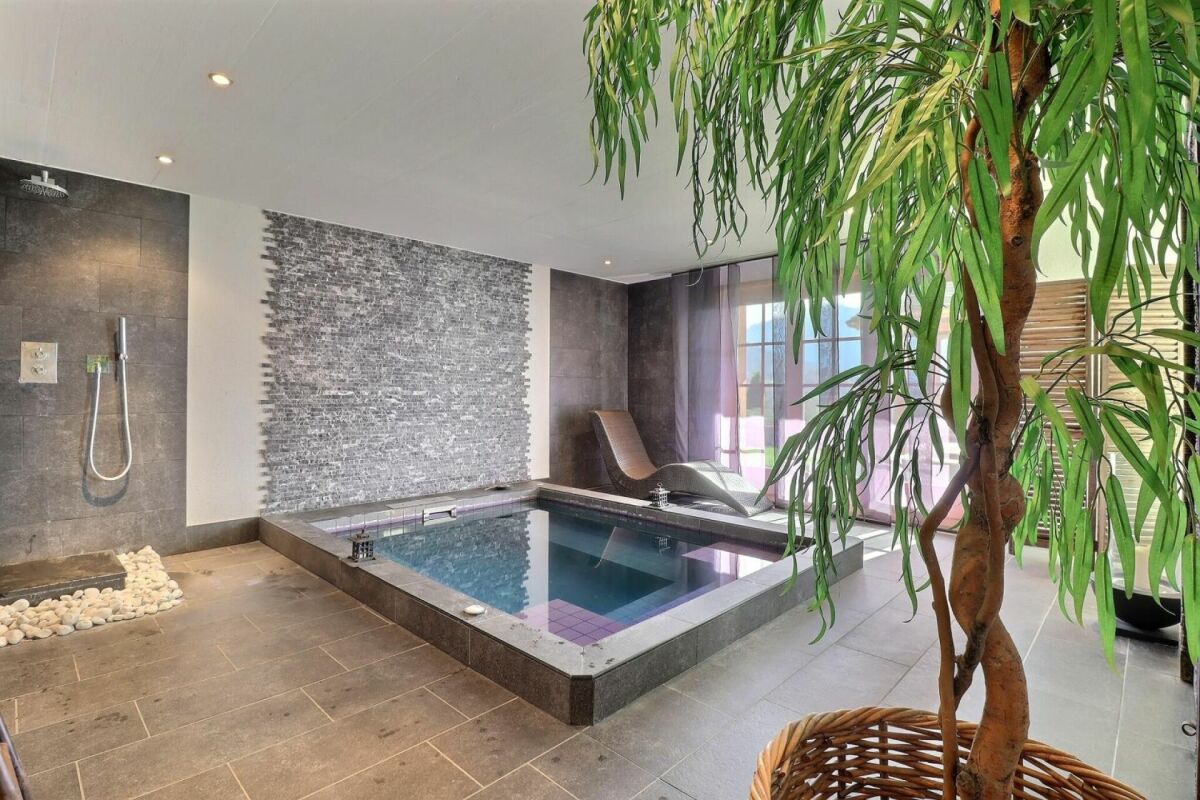 Indoor-Spa mit Pool