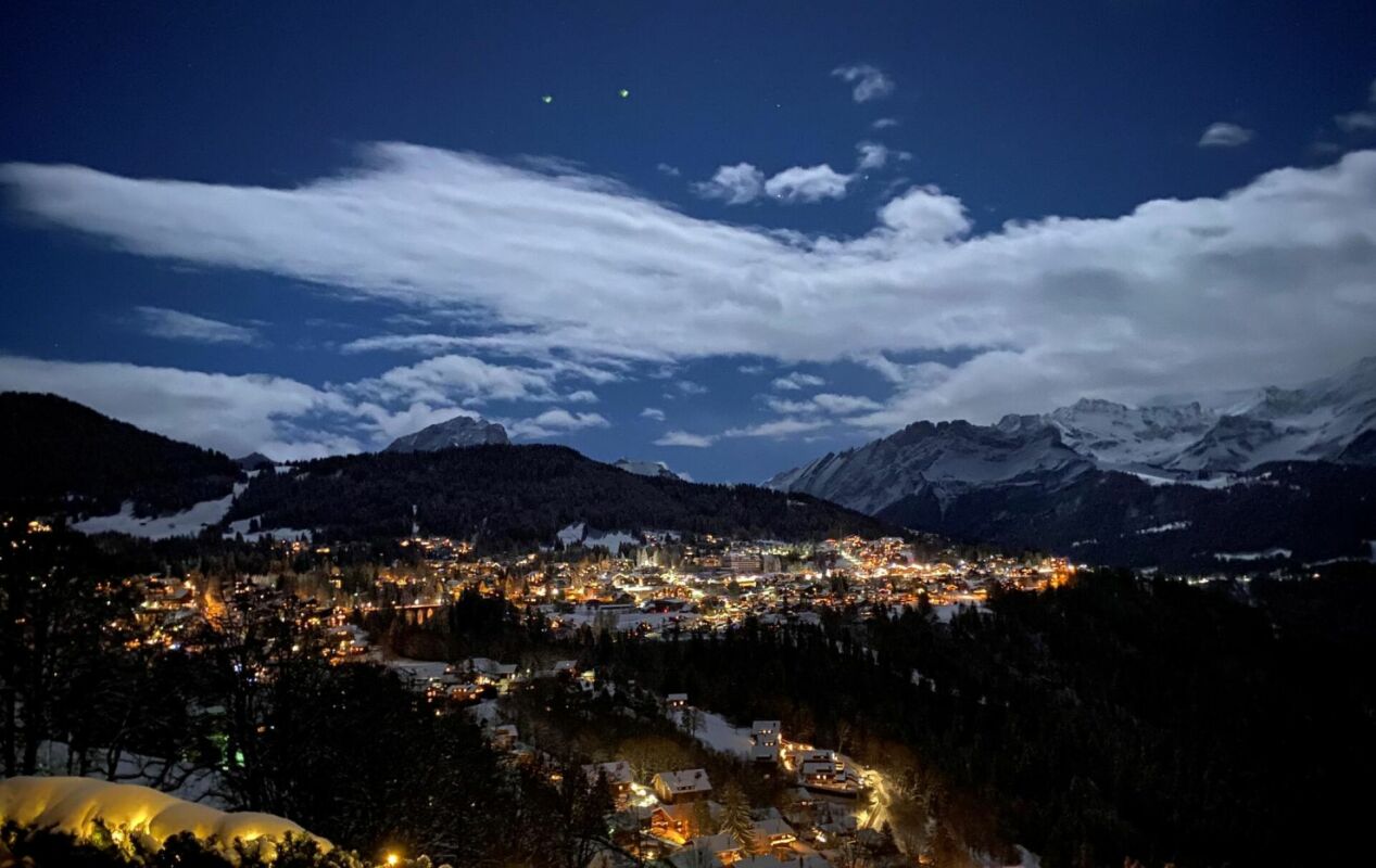 Alpenstadt bei Nacht