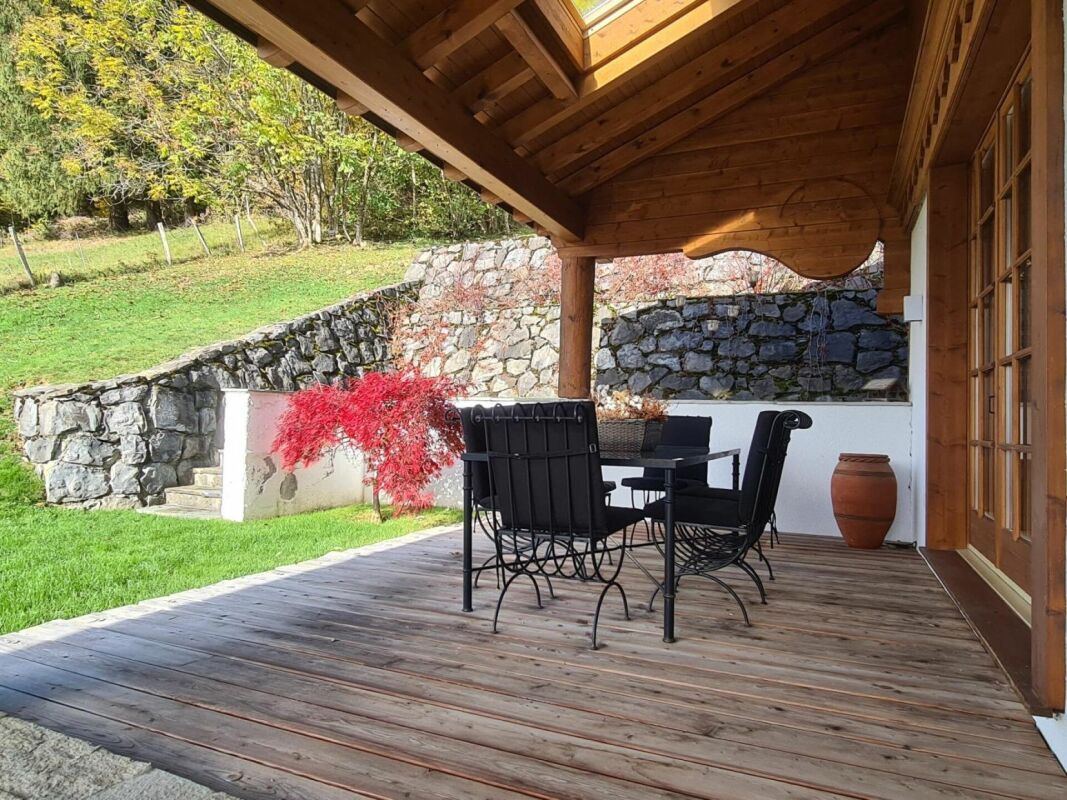 Überdachte Holzterrasse mit Sitzgruppe
