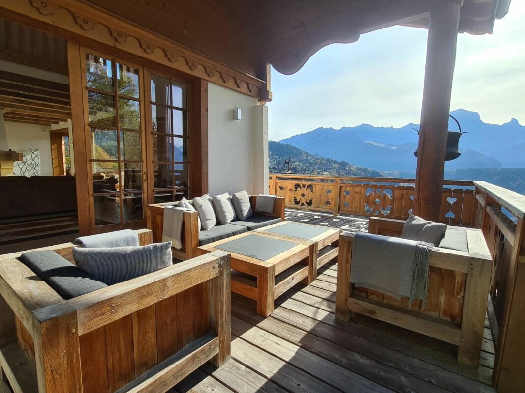 Balkon mit Bergpanorama