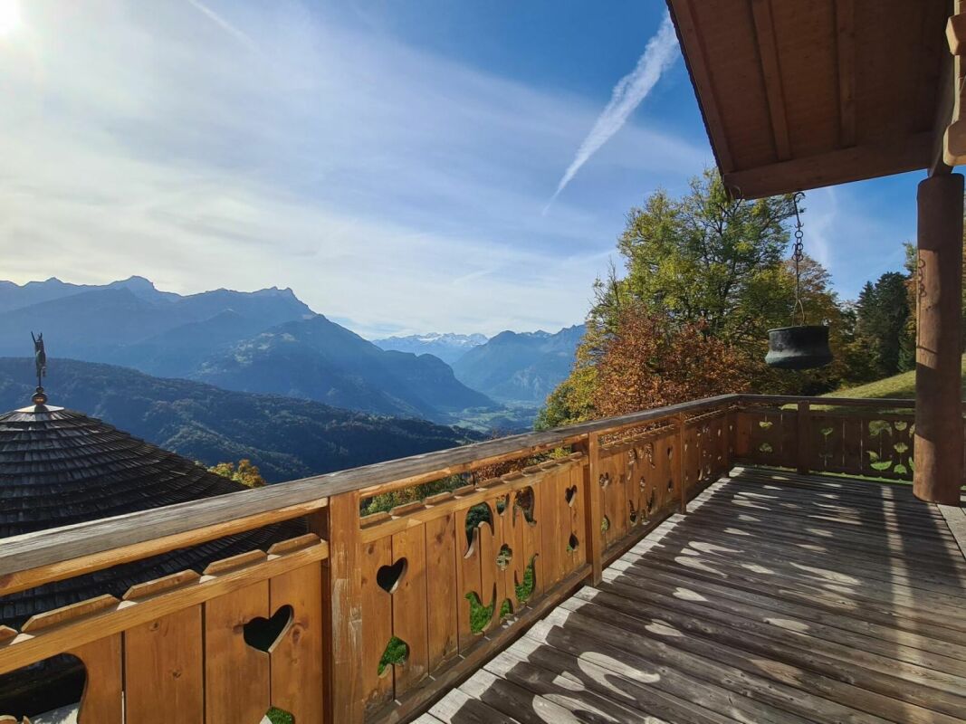 Bergblick von einer Holzterrasse