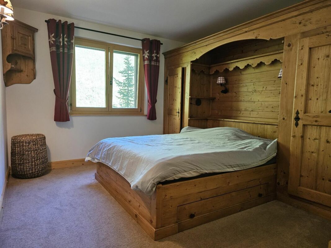 Gemütliches Schlafzimmer mit viel Holz