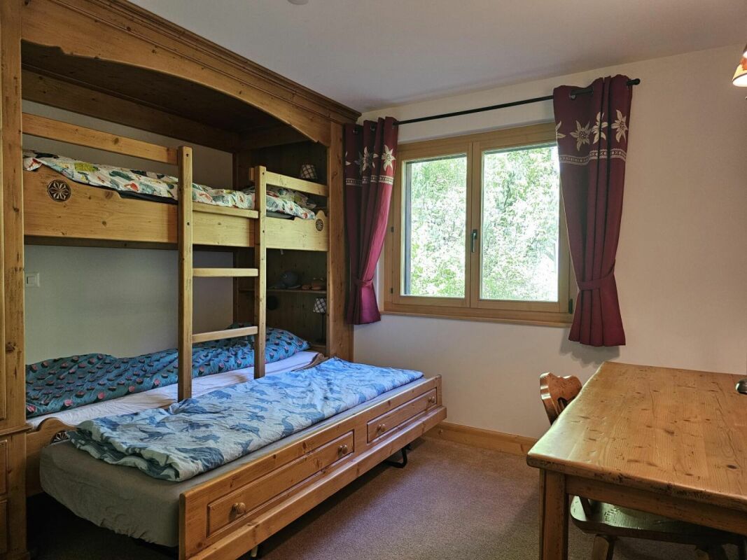 Kinderzimmer mit Etagenbett und Holzmöbeln