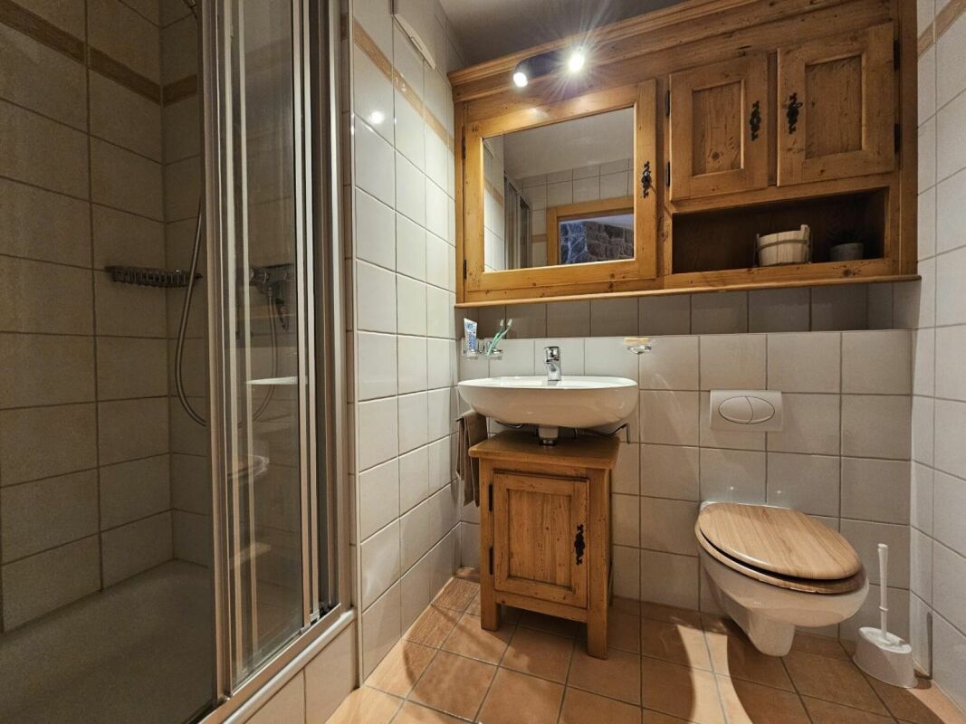 Rustikales Badezimmer mit Holzmöbeln