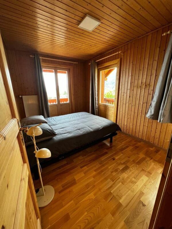 Holzvertäuschtes Schlafzimmer mit Doppelbett