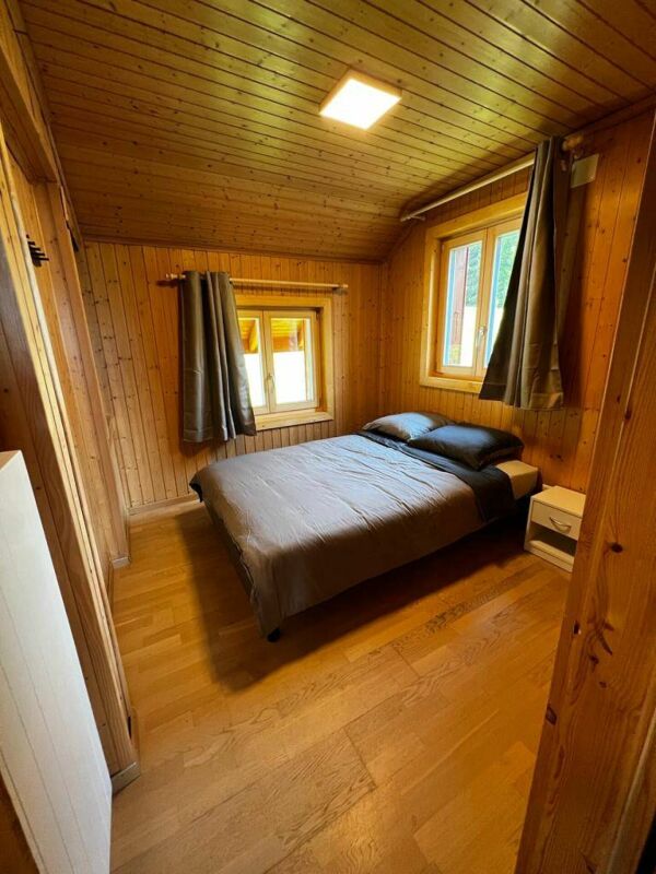 Gemütliches Holzschlafzimmer