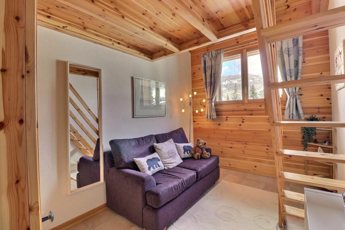 Gemütliches Holzraum-Interieur mit Sofa