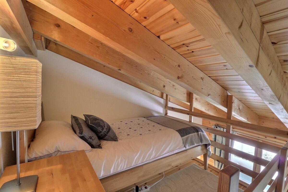 Dachschlafzimmer mit Holzstruktur