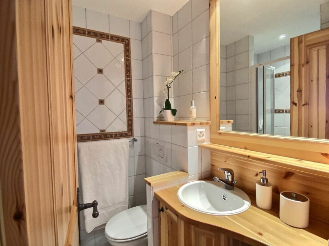 Kleines Badezimmer mit Holzdetails