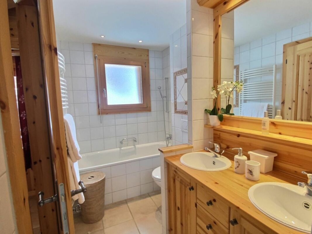 Helles Badezimmer mit Holzdetails